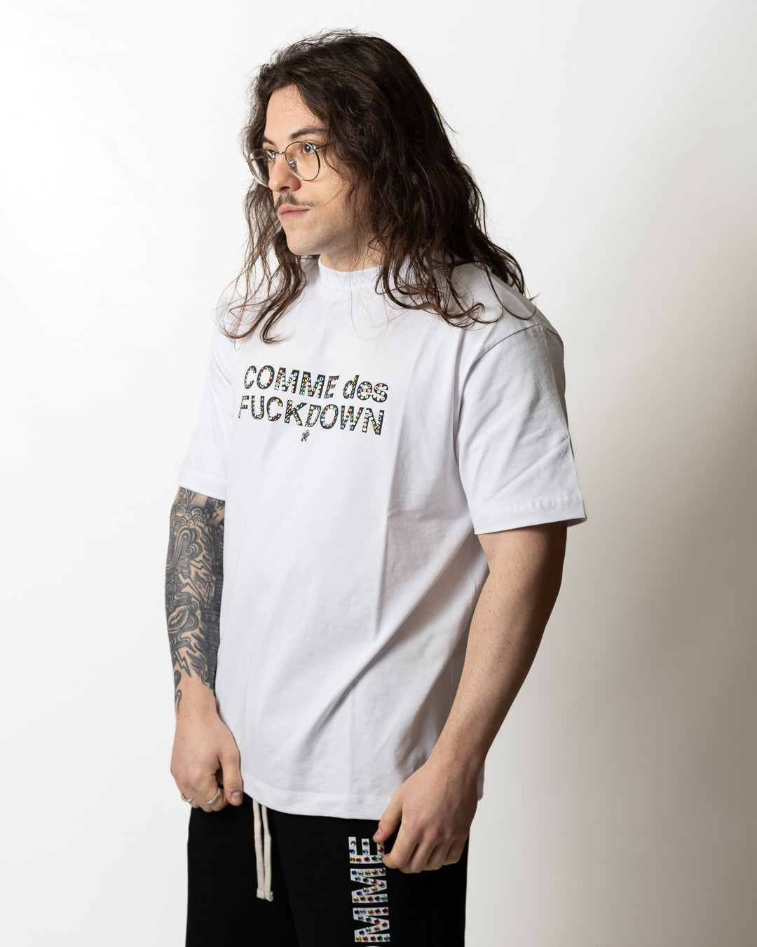 T-Shirt Comme des Fuckdown con borchie multicolor uomo