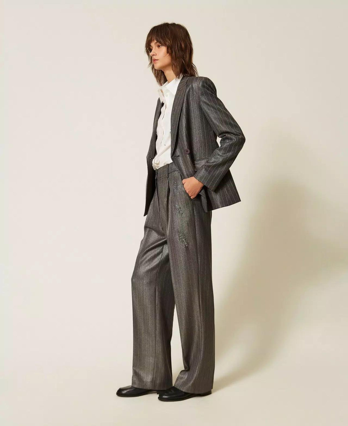 Pantalone Twinset Actitude gessato con finitura laminata e applicazioni decorative