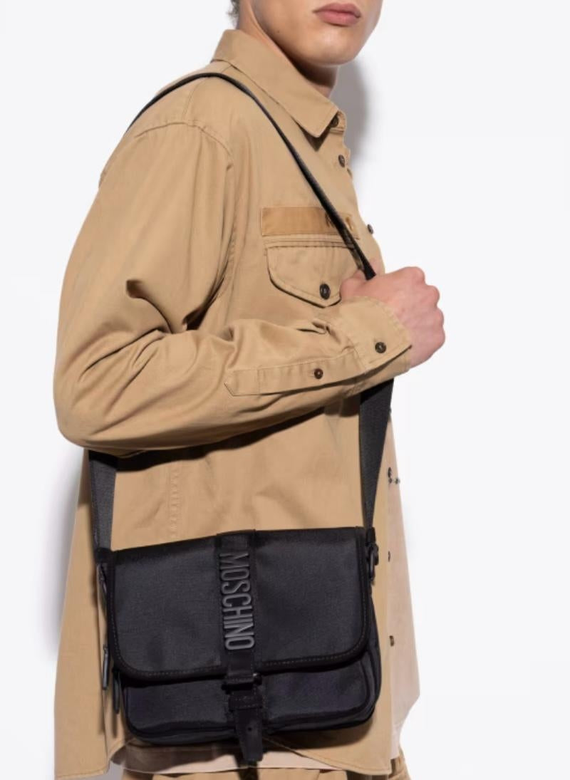 Borsa Moschino in tessuto con placca in metallo uomo