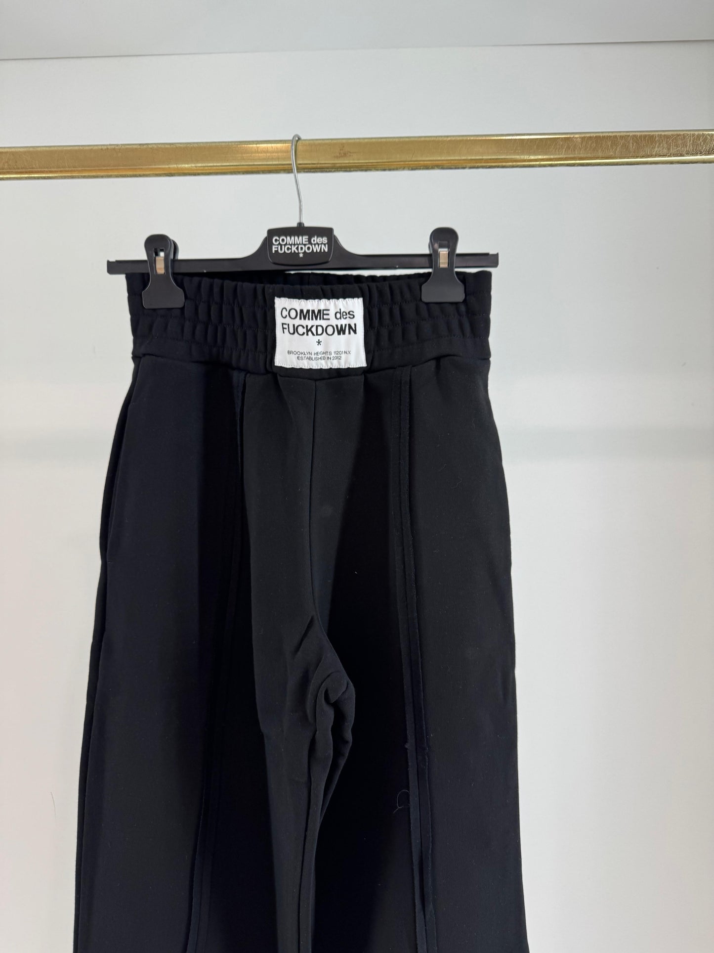 Pantalone Comme des Fuckdown in felpa con nervature ed etichetta donna