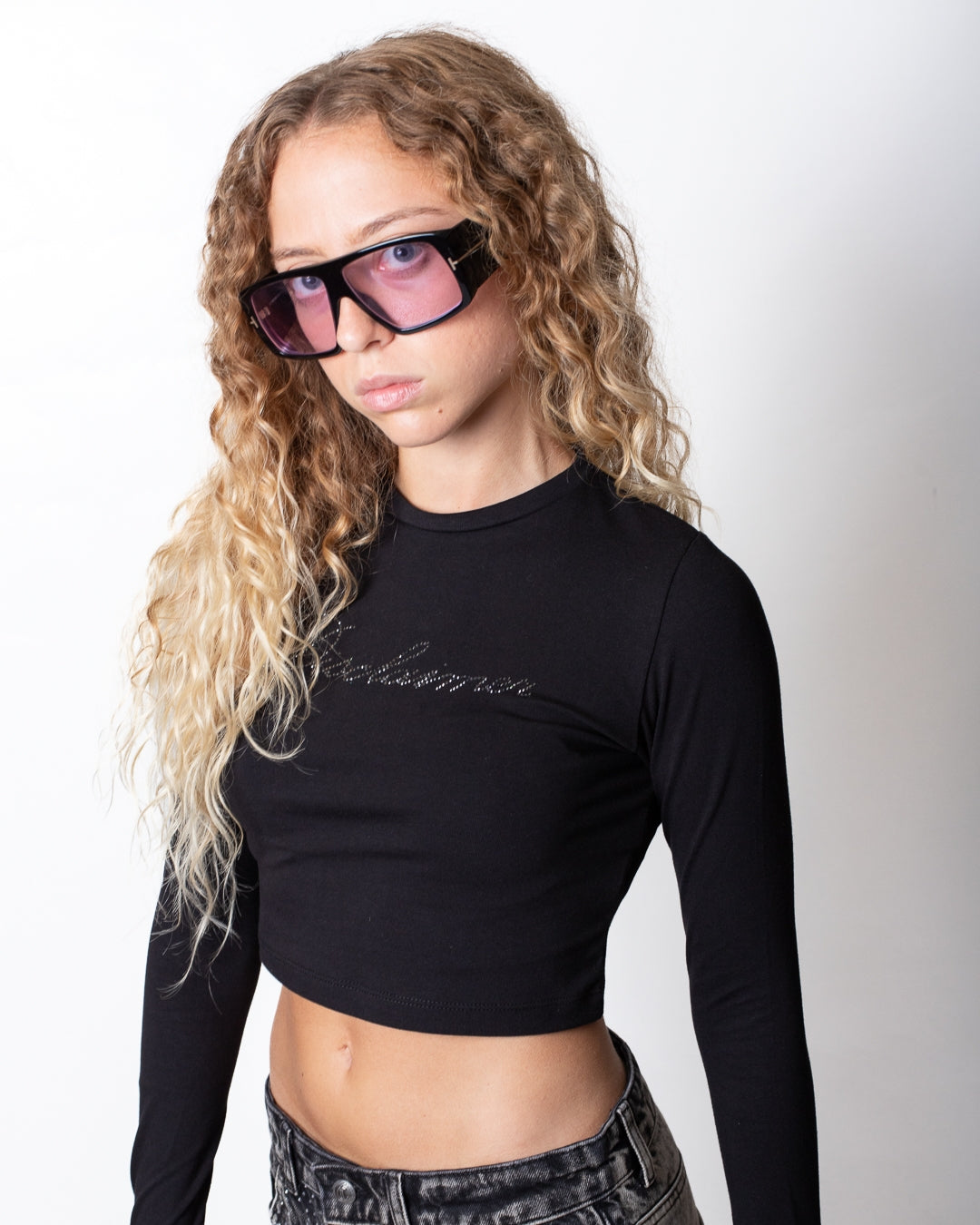 Maglia Disclaimer cropped con logo signature donna