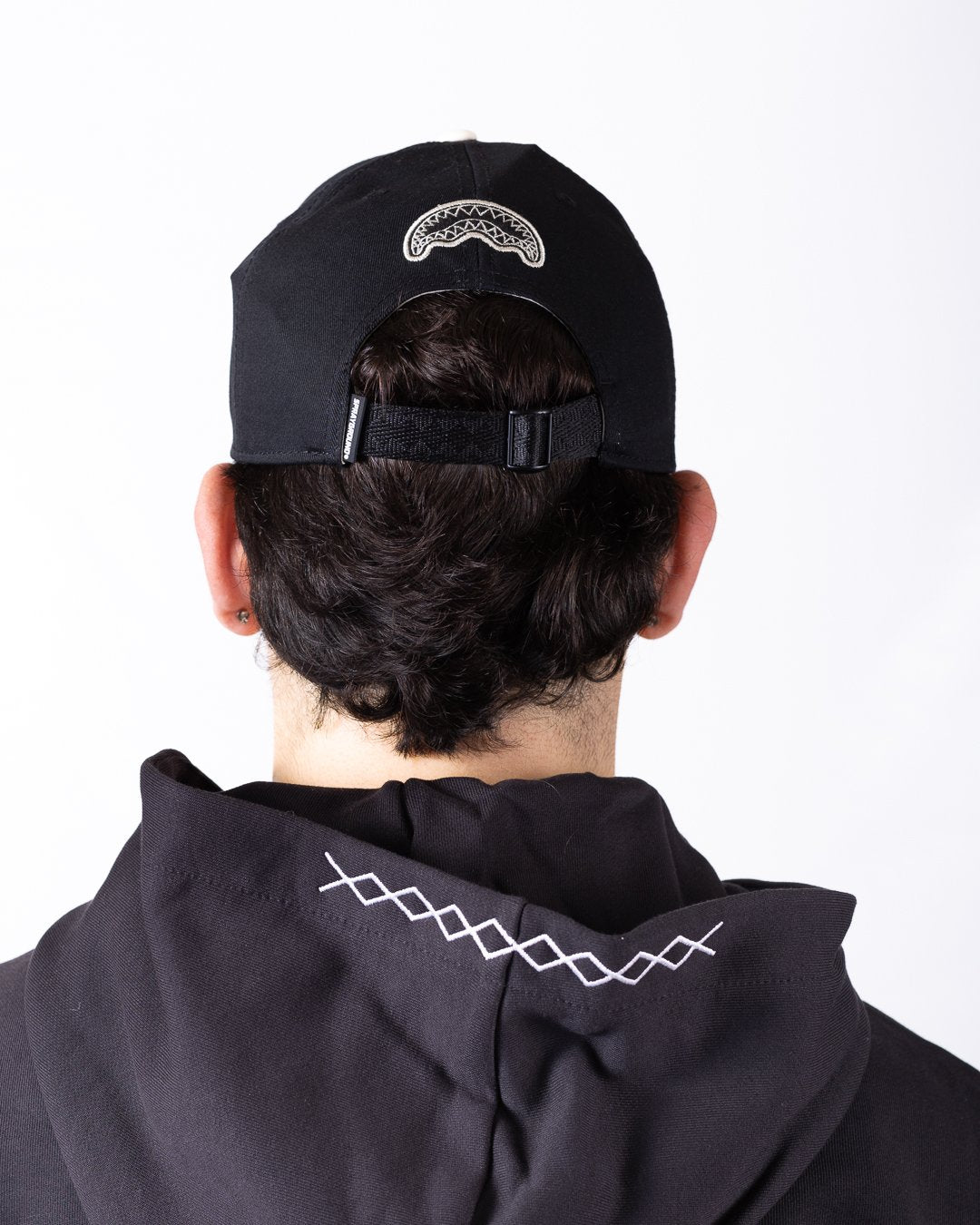 Cappello Sprayground con visiera e logo patch black and white
