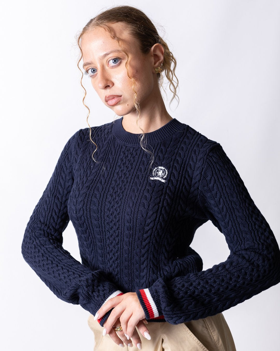 Maglia Tommy Jeans cropped ricamata con bordi a contrasto