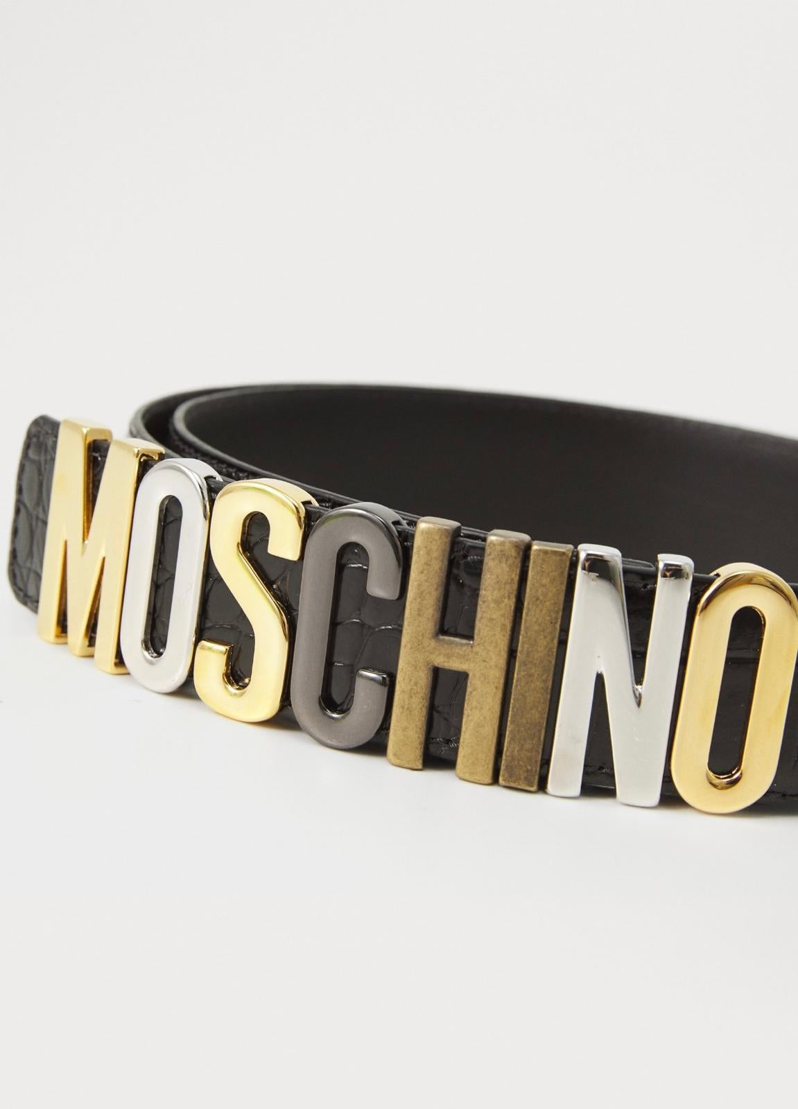 Cinta Moschino in coccodrillo con placca logata