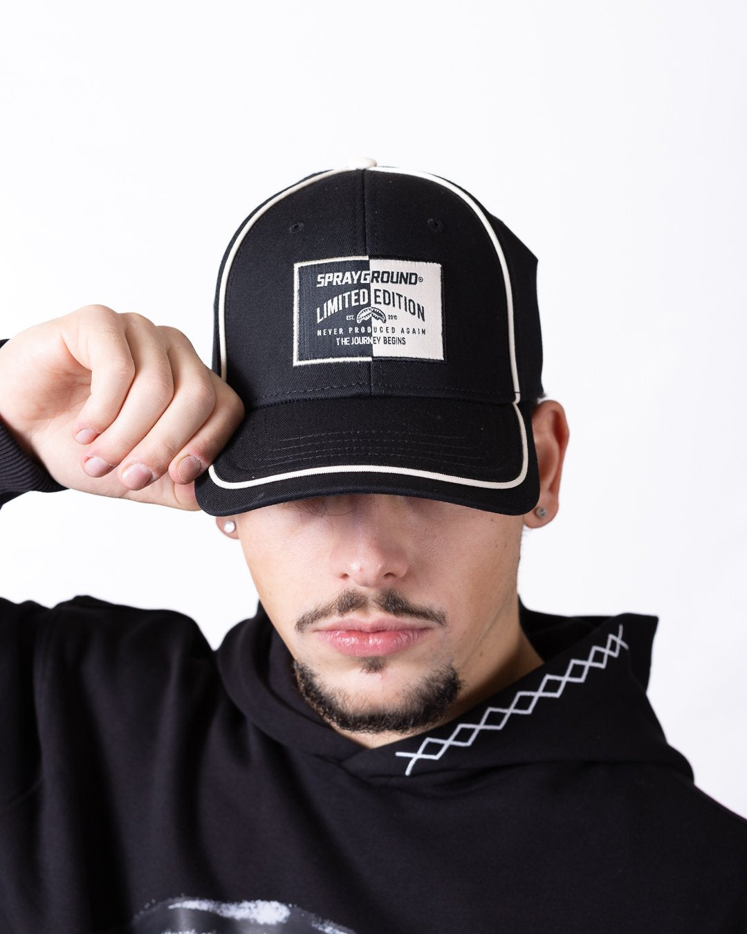 Cappello Sprayground con visiera e logo patch black and white
