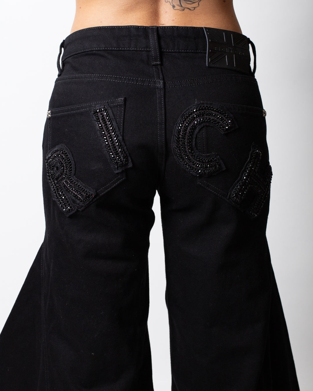 Jeans John Richmond a gamba larga con strappi e logo patch donna