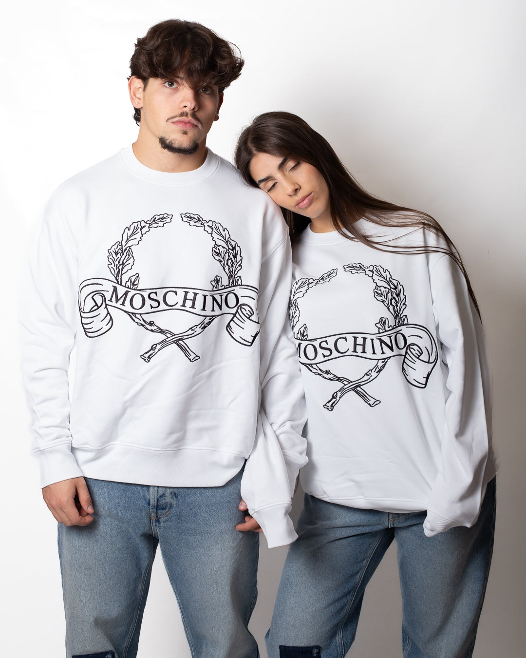 Felpa Moschino girocollo con ricamo logato "Laurel crown"