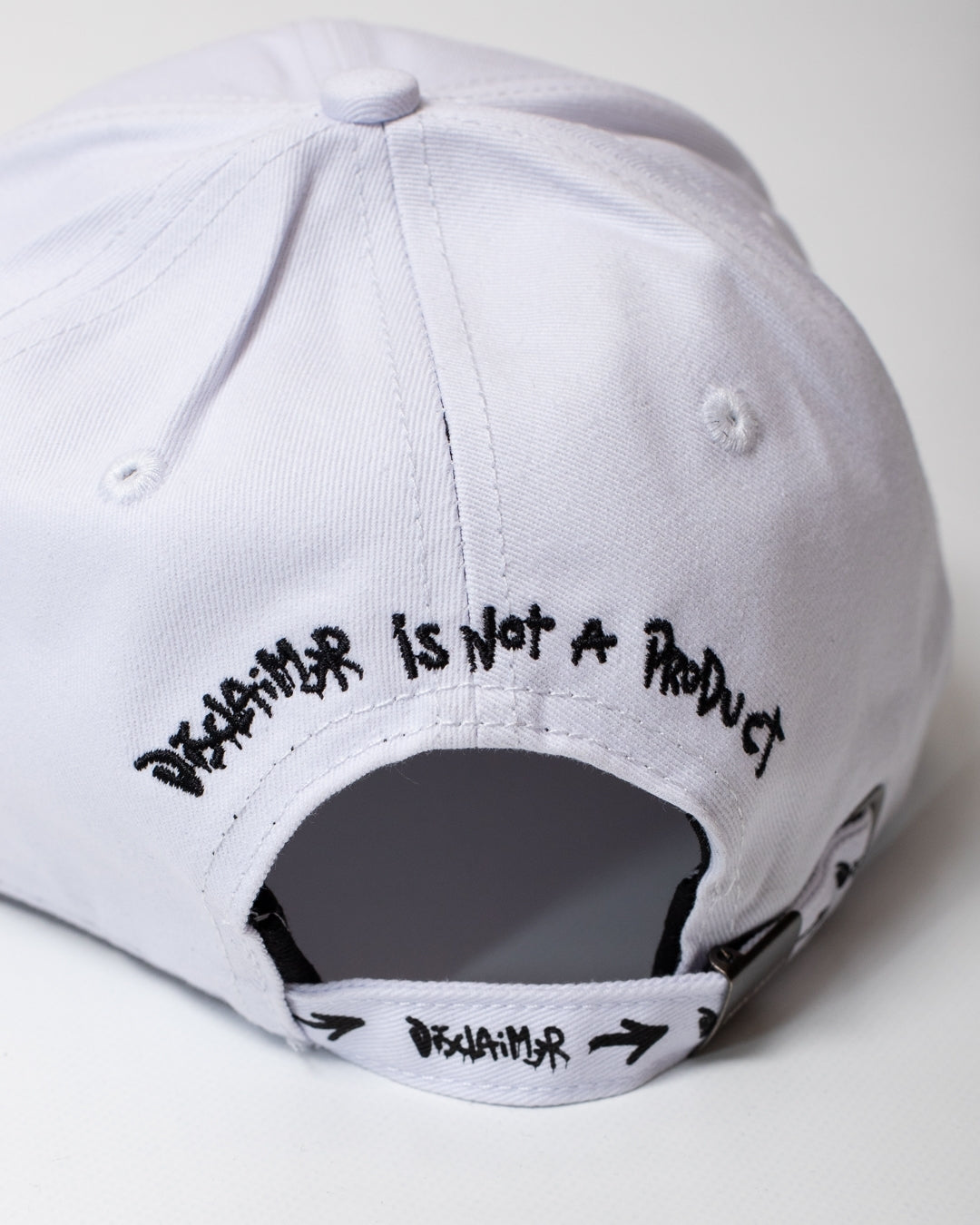 Cappello Disclaimer con visiera e logo in rilievo