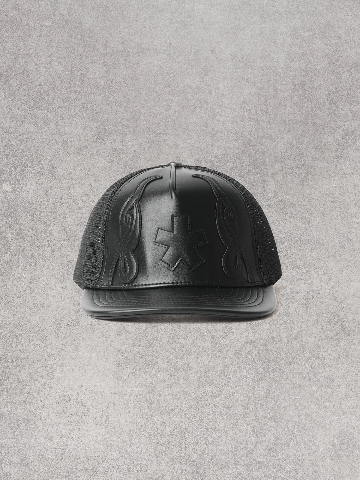 Cappello Comme des Fuckdown in pelle con decorazioni e logo in rilievo