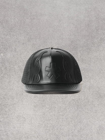 Cappello Comme des Fuckdown in pelle con decorazioni e logo in rilievo