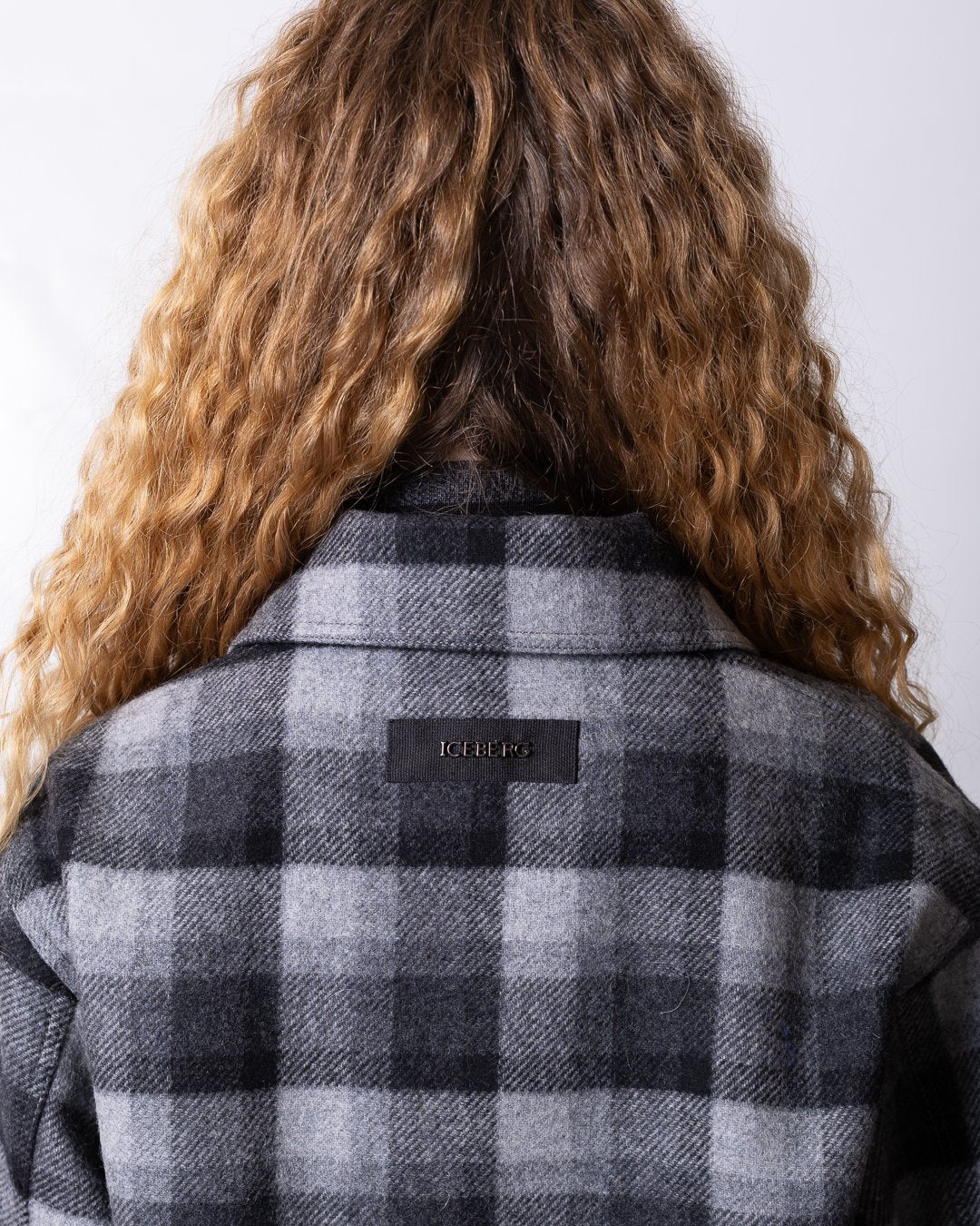 Giubbotto Iceberg in lana motivo tartan con frange e logo in metallo