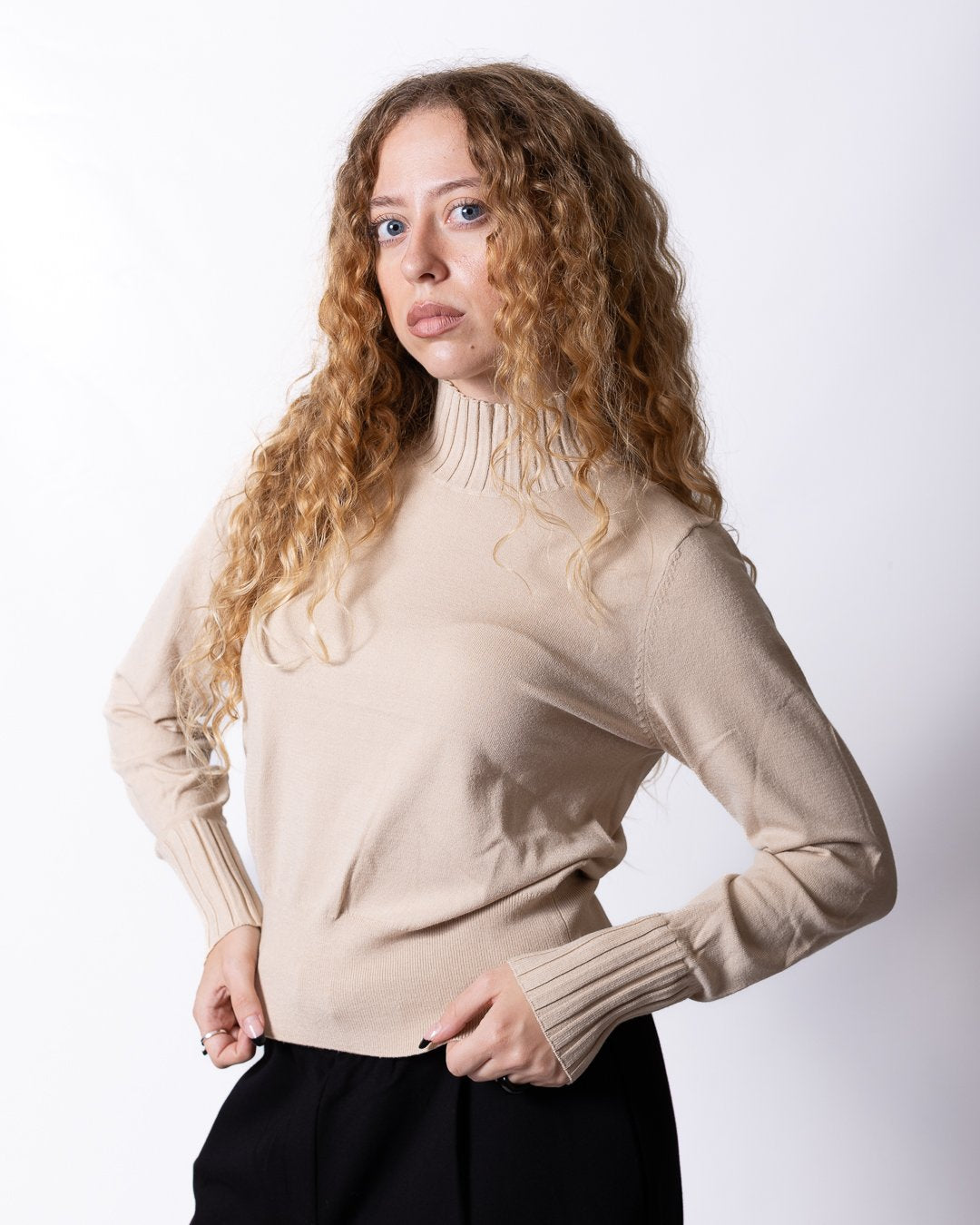 Maglia Nenette collo alto a costine e dettagli oro