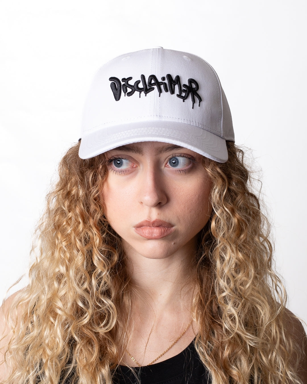 Cappello Disclaimer con visiera e logo in rilievo