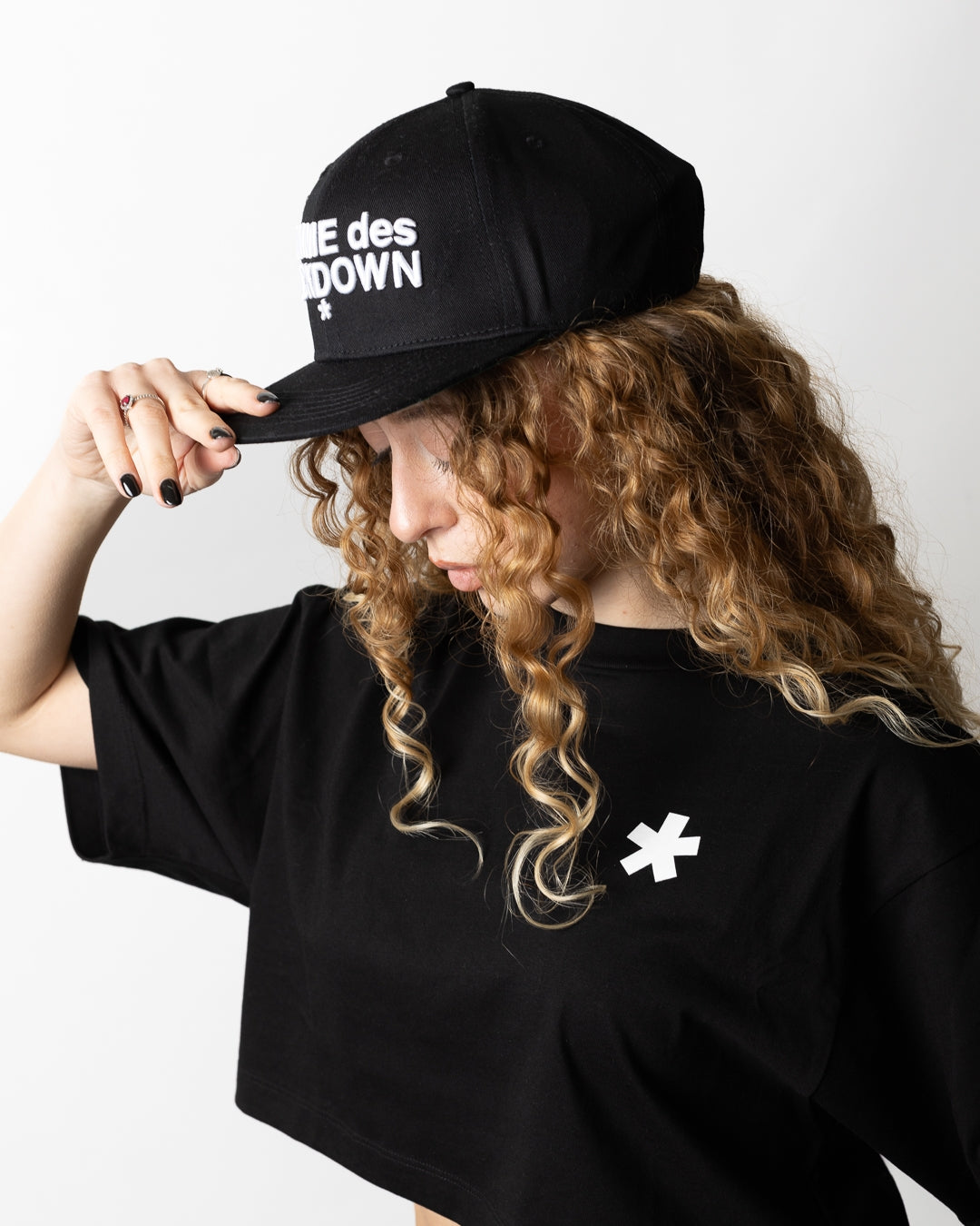 T-Shirt Comme des Fuckdown cropped logata donna