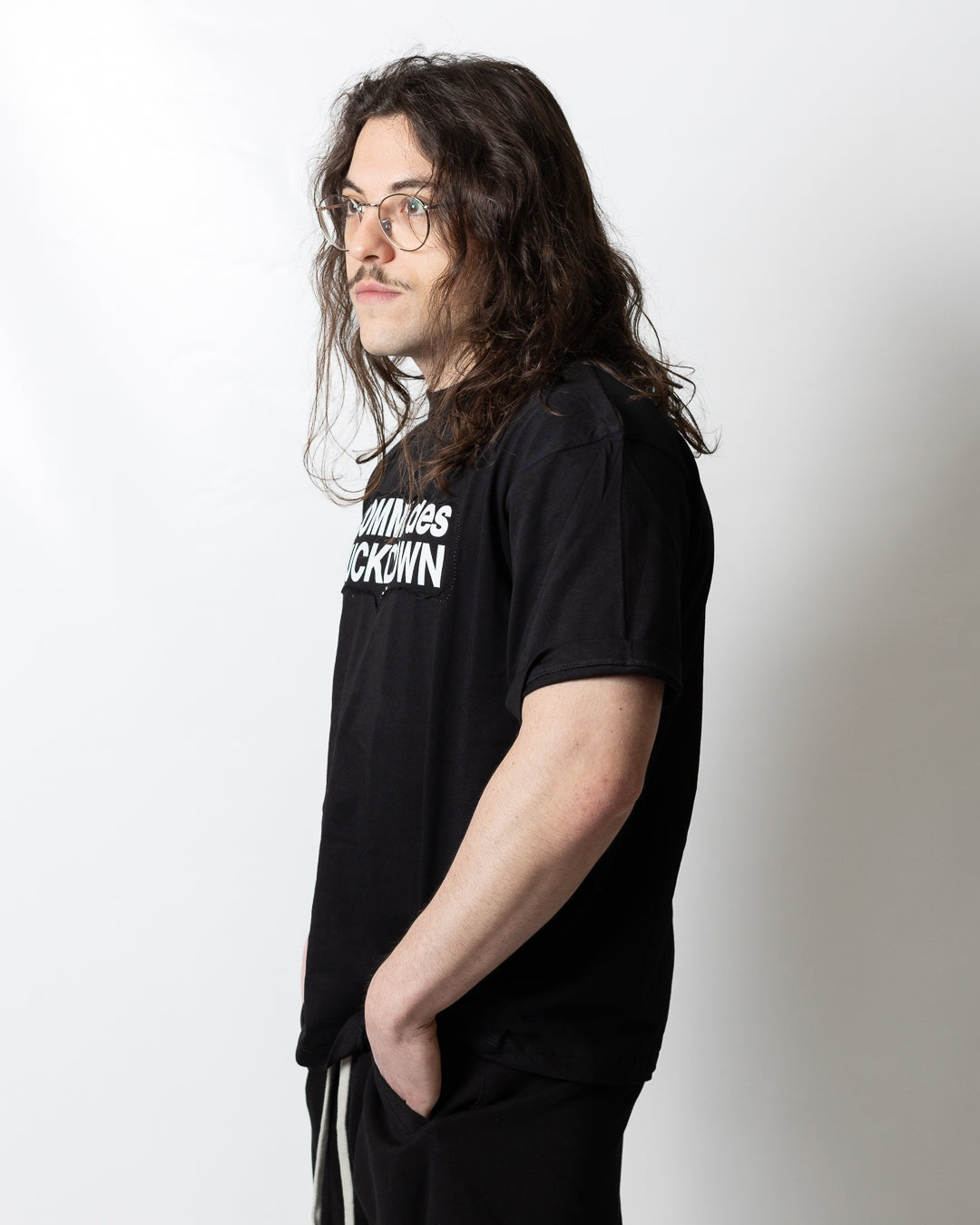T-Shirt Comme des Fuckdown con taglio e stampa uomo