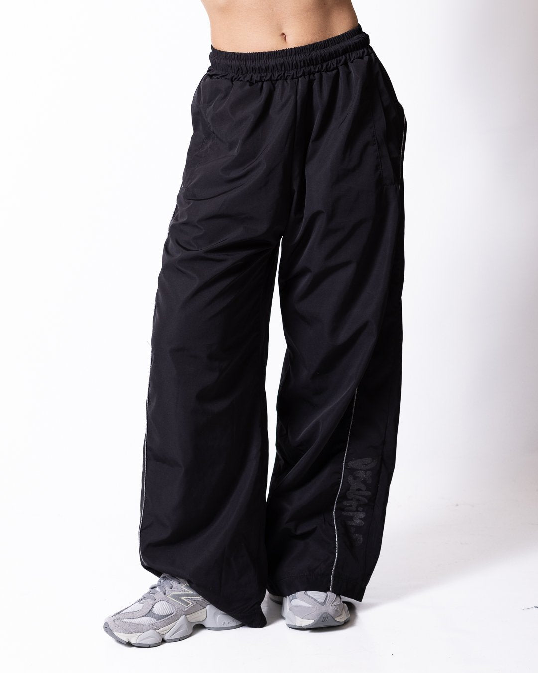 Pantalone Disclaimer con logo glitter e dettagli laminati
