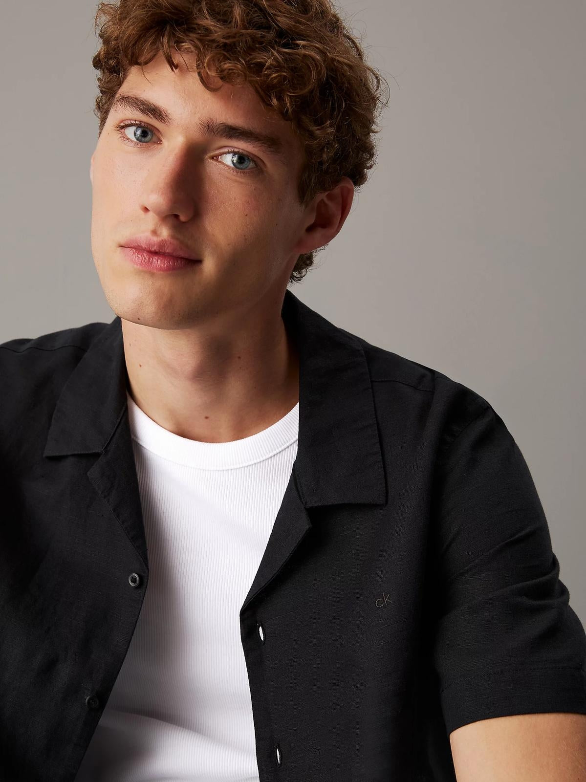 Camicia Calvin Klein in misto lino e cotone con colletto cubano uomo