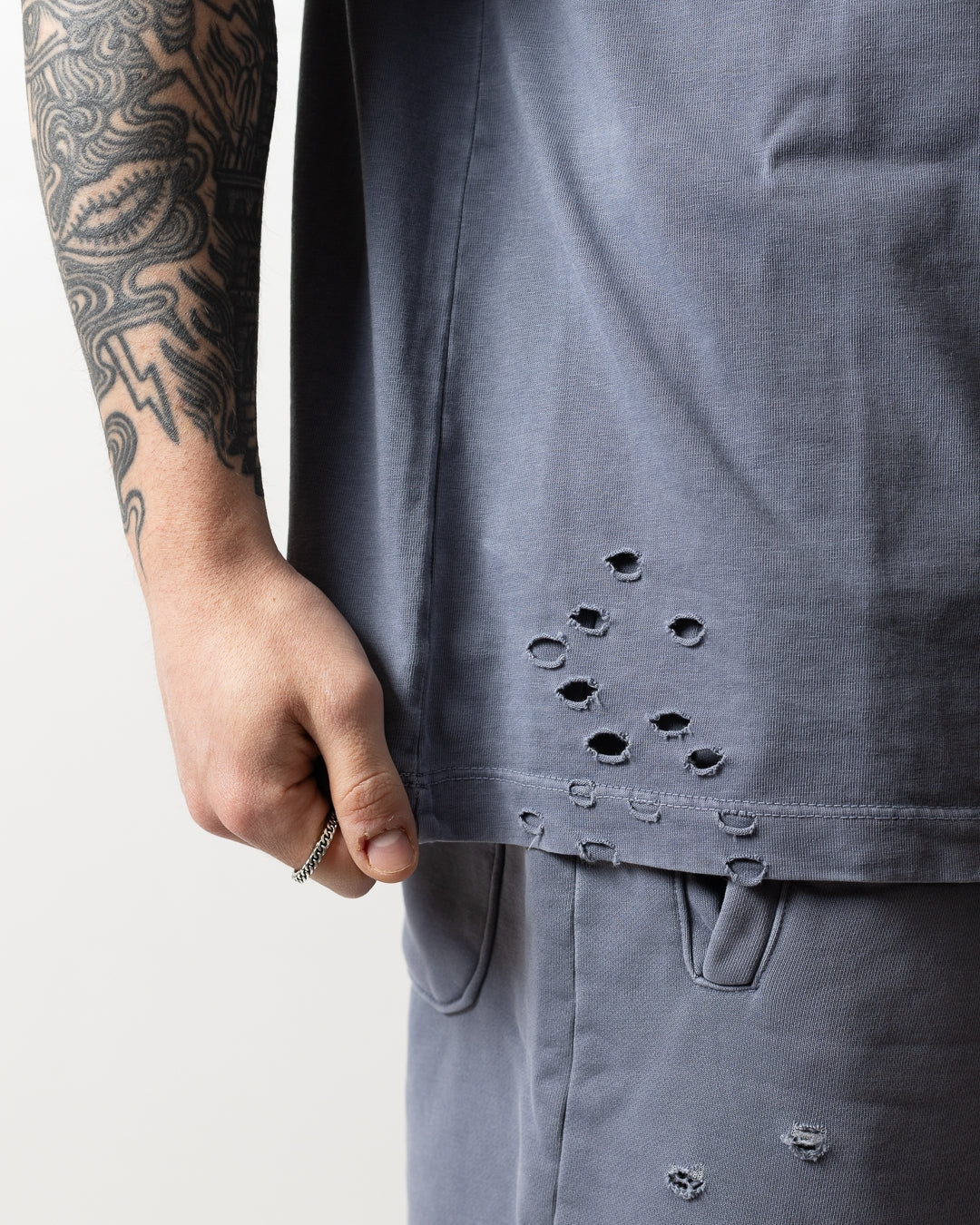 T-Shirt Comme des Fuckdown logata con strappi uomo