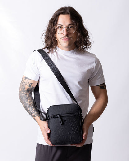 Tracolla John Richmond in ecopelle con texture in rilievo, logo "JR" e dettagli jacquard