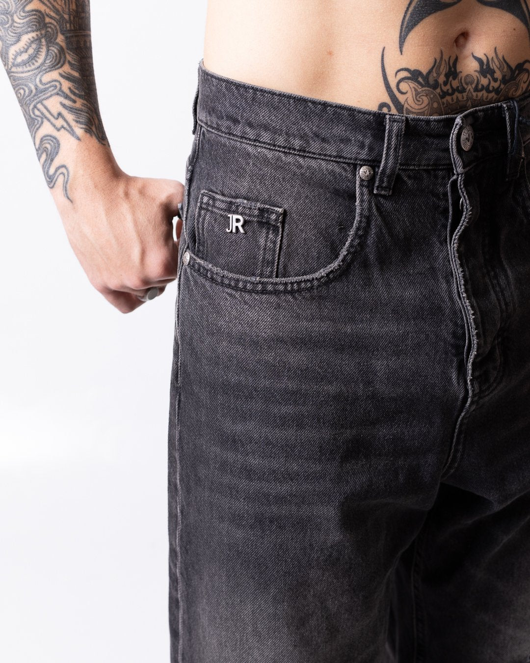 Jeans John Richmond con logo "Rich" stampato dalla finitura lucida