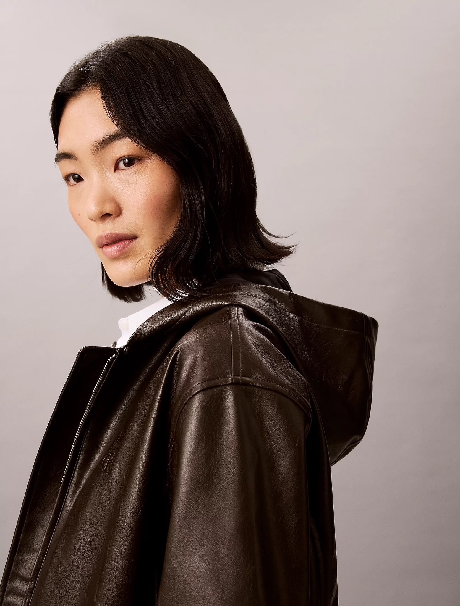 Giubbotto Calvin Klein in ecopelle con cappuccio donna