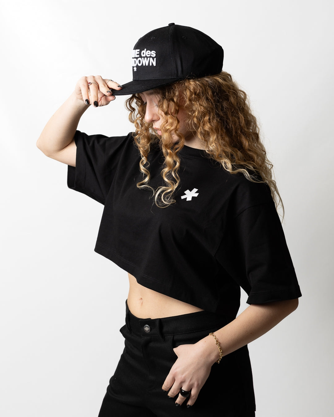 T-Shirt Comme des Fuckdown cropped logata donna