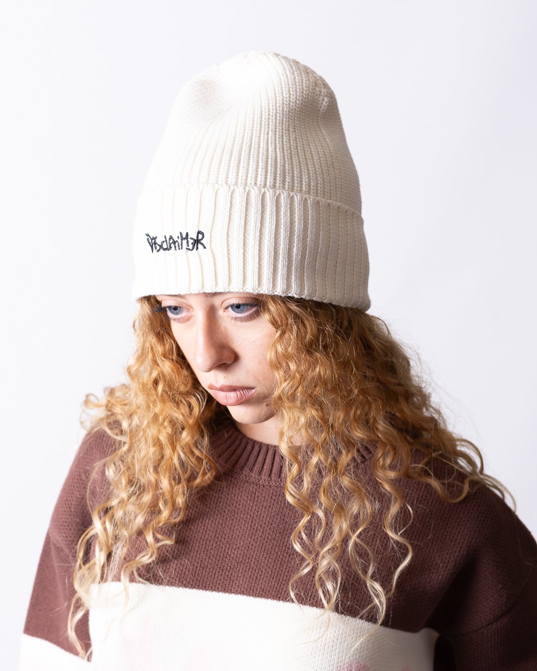 Cappello Disclaimer con risvolto e logo ricamato