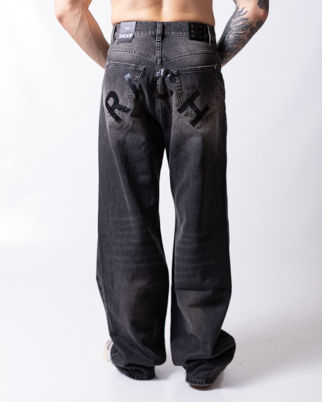 Jeans John Richmond con logo "Rich" stampato dalla finitura lucida