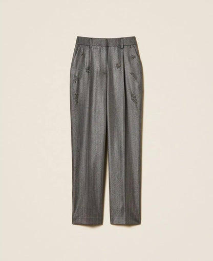 Pantalone Twinset Actitude gessato con finitura laminata e applicazioni decorative