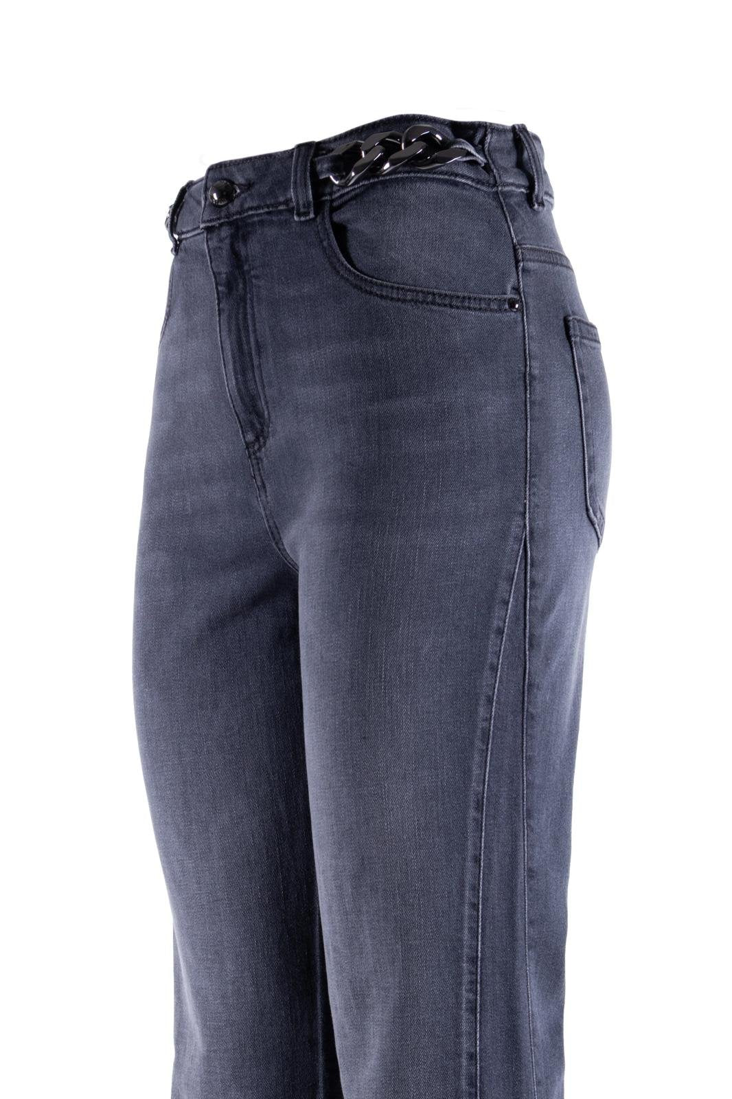 Pantalone Nenette flare con dettaglio catena