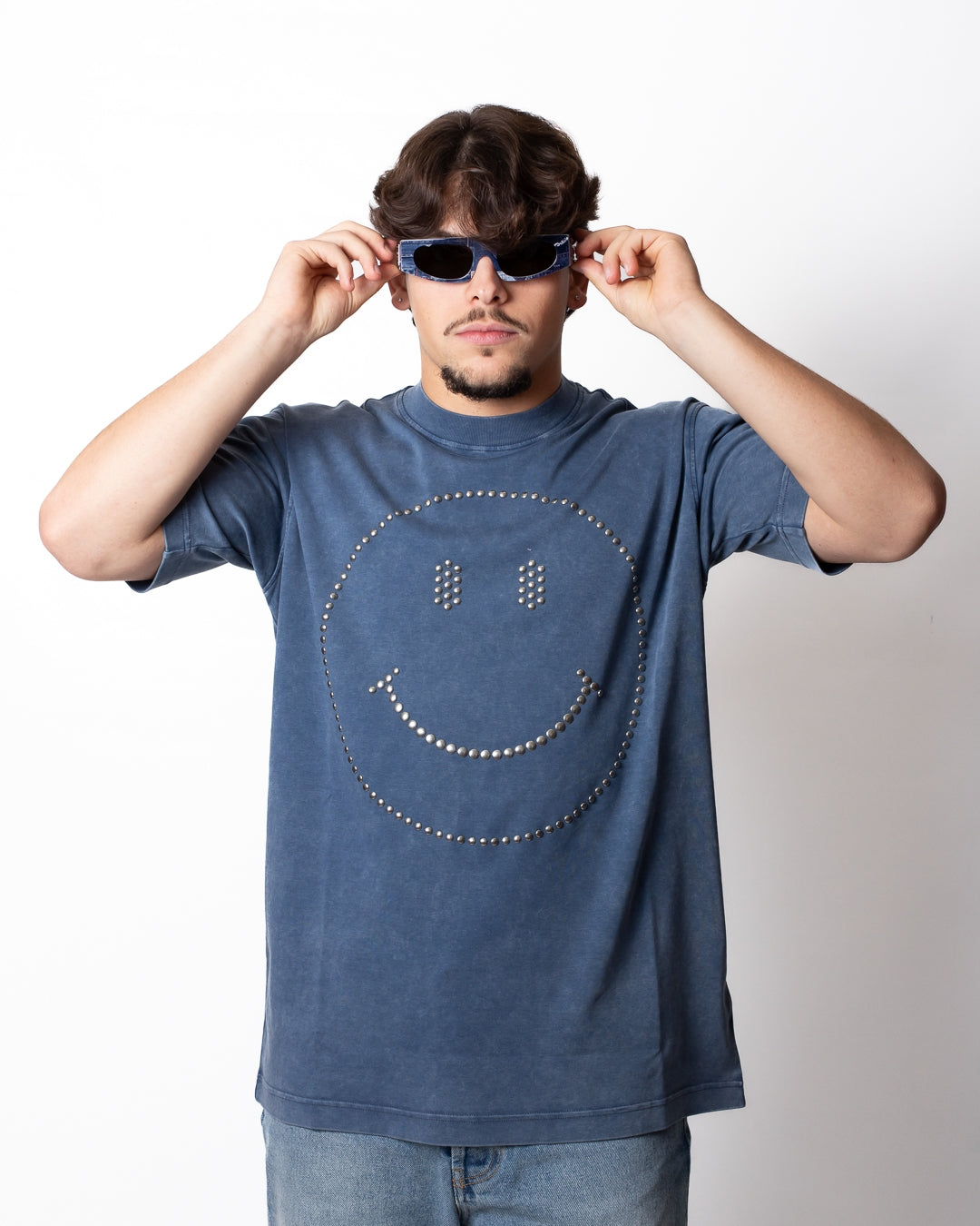 T-Shirt Moschino "Smiley" con borchie