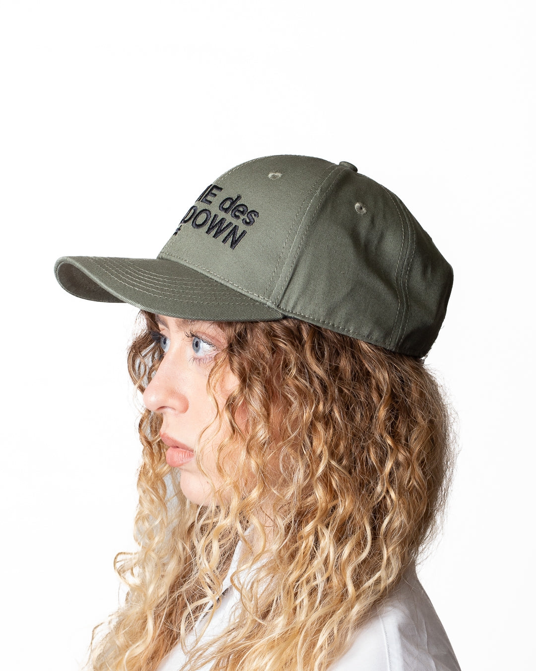 Cappello Comme des Fuckdown con logo ricamato