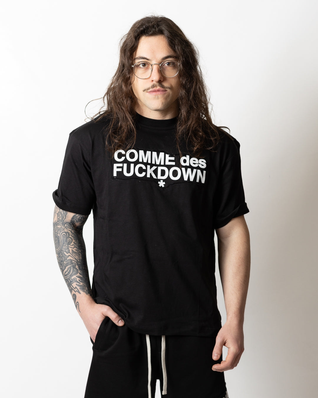 T-Shirt Comme des Fuckdown con taglio e stampa uomo