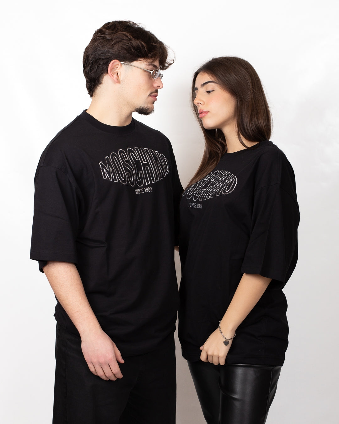 T-Shirt Moschino con logo strass 