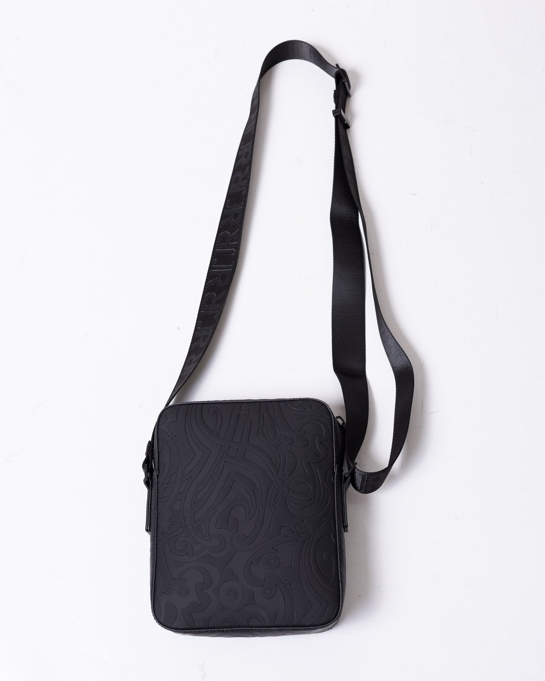 Tracolla John Richmond in ecopelle con texture in rilievo, logo "JR" e dettagli jacquard