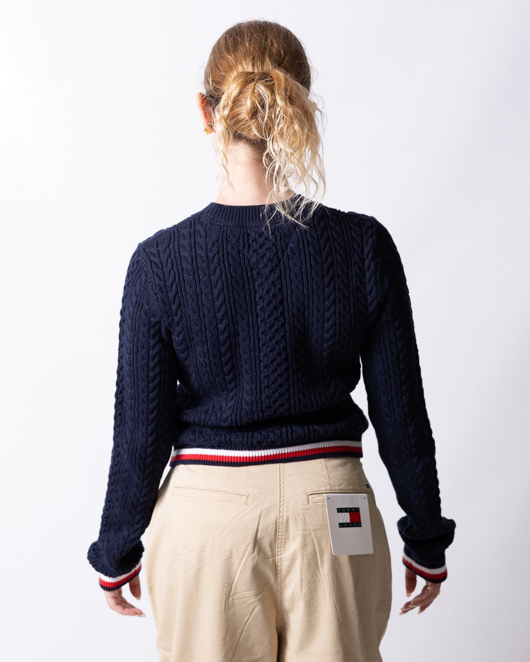 Maglia Tommy Jeans cropped ricamata con bordi a contrasto