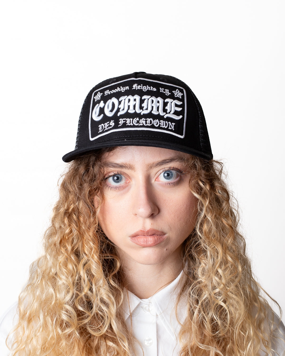 Cappello Comme des Fuckdown in rete con ricamo