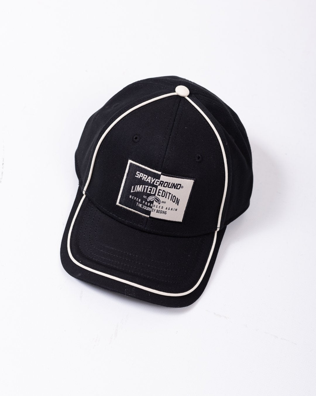Cappello Sprayground con visiera e logo patch black and white