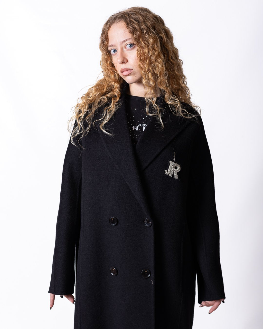Cappotto John Richmond in lana con spilla decorativa