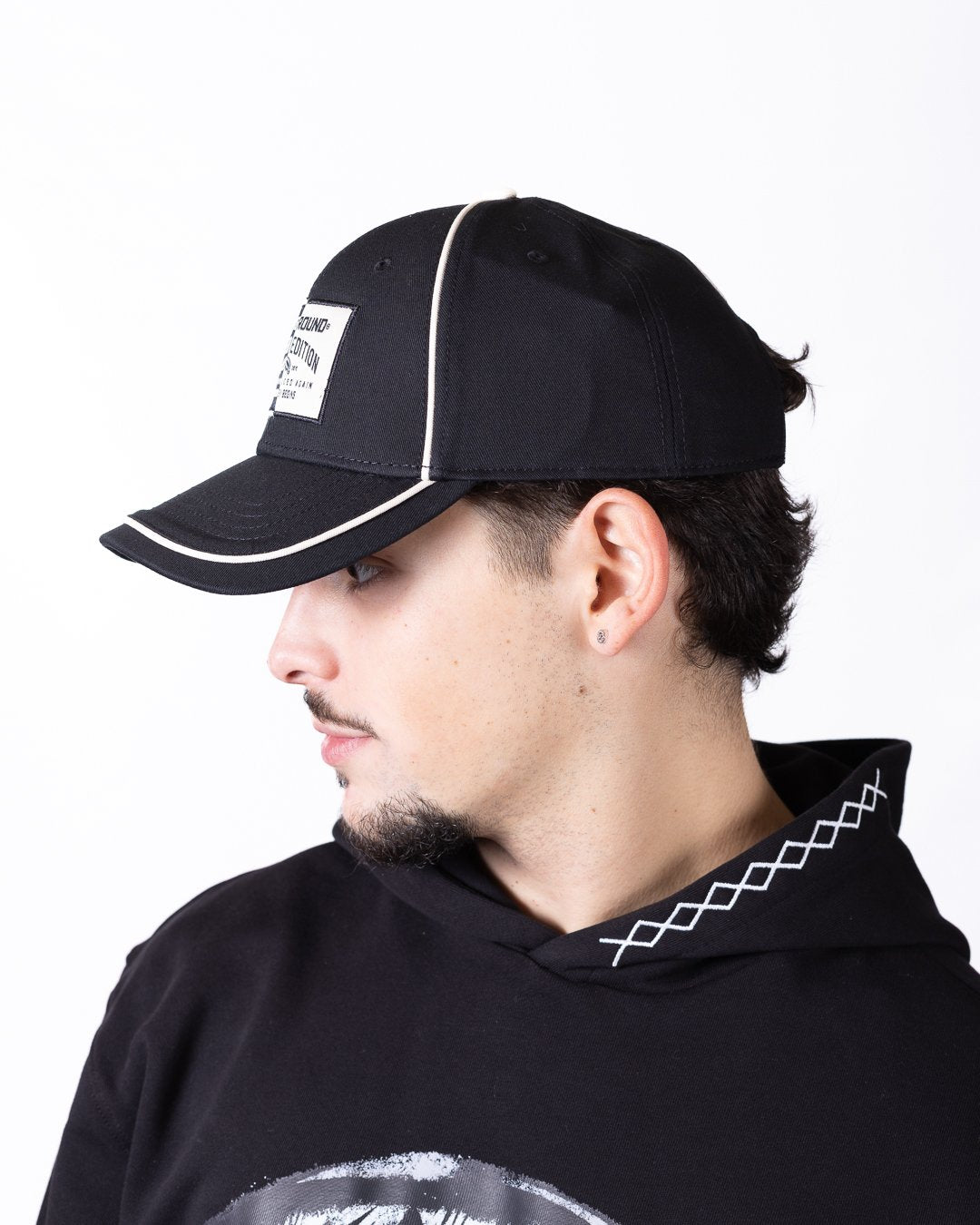 Cappello Sprayground con visiera e logo patch black and white