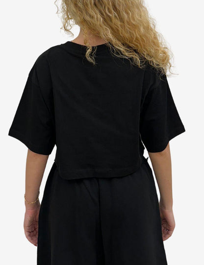 T-Shirt Comme Des Fuckdown cropped con etichetta logata donna
