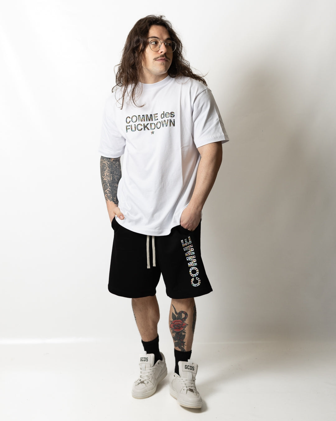 T-Shirt Comme des Fuckdown con borchie multicolor uomo