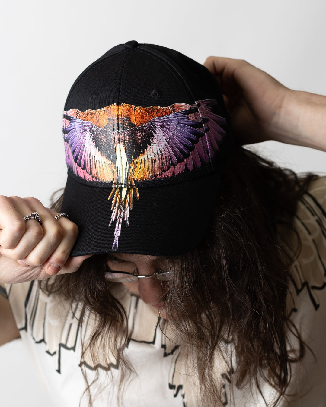 Cappello Marcelo Burlon con visiera "Icon Wings Orange"
