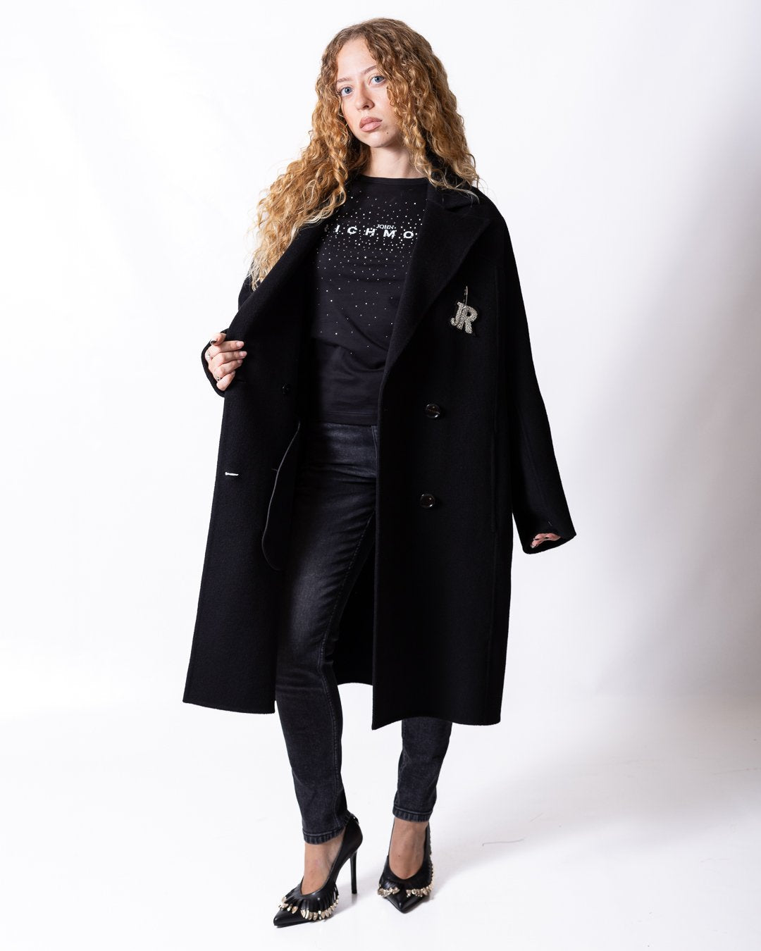 Cappotto John Richmond in lana con spilla decorativa
