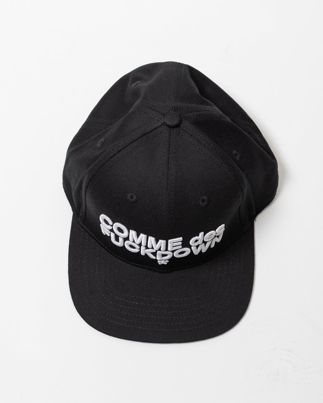 Cappello Comme des Fuckdown con visiera e ricamo