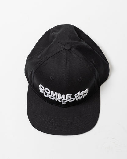Cappello Comme des Fuckdown con visiera e ricamo