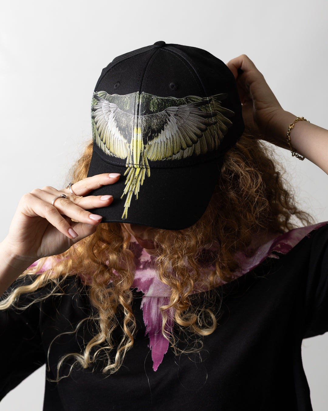 Cappello Marcelo Burlon con visiera "Icon Wings Yellow"