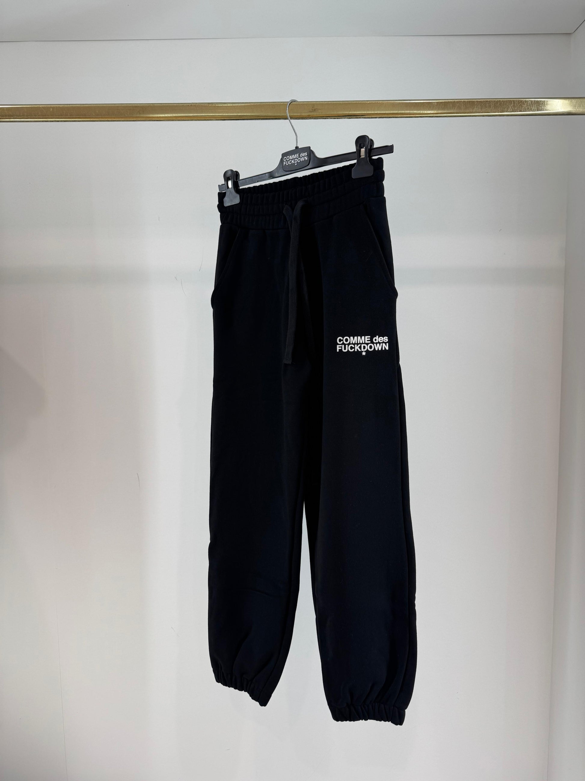 Pantalone Comme des Fuckdown in felpa con logo puffy donna