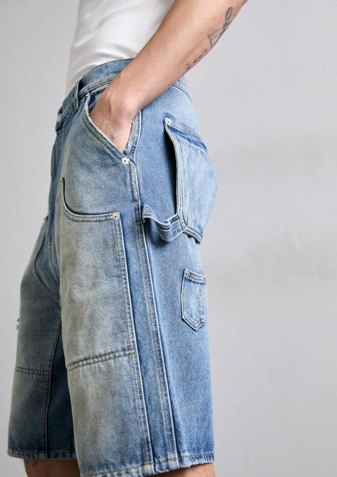 Bermuda Moschino in denim blu con tasconi e dettagli uomo