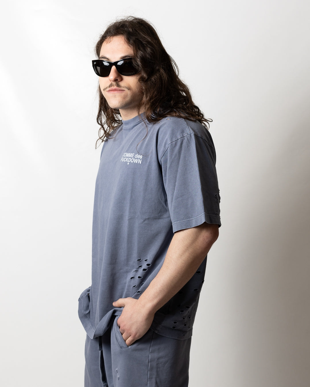 T-Shirt Comme des Fuckdown logata con strappi uomo